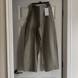 Athleta Skyline High Rise Barrel leg pants in Olive Branch green size 12 NWT 🫒